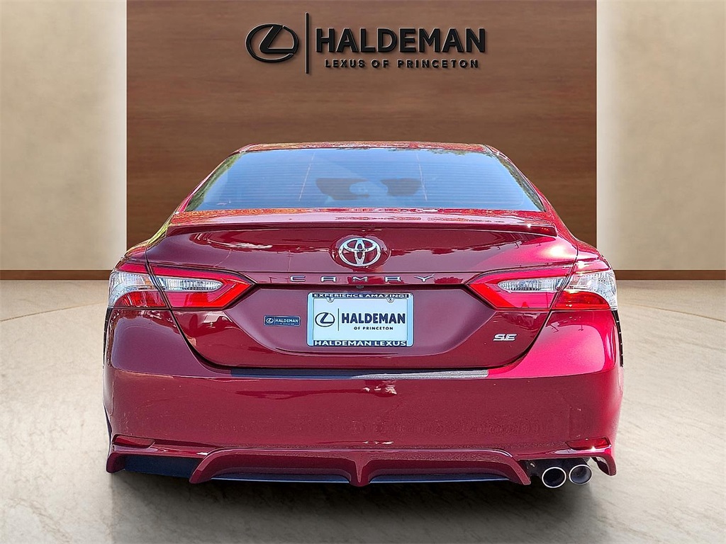 2018 Toyota Camry SE photo 4