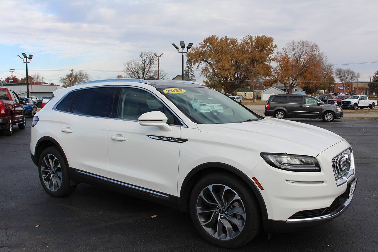 2022 Lincoln Nautilus Reserve photo 2