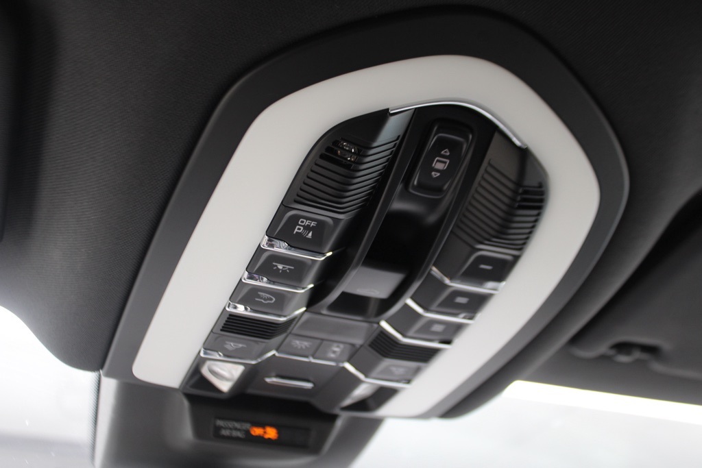 2024 Porsche Macan Base photo 25