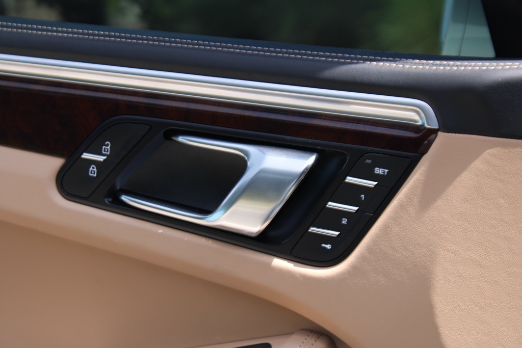 2023 Porsche Macan T photo 16