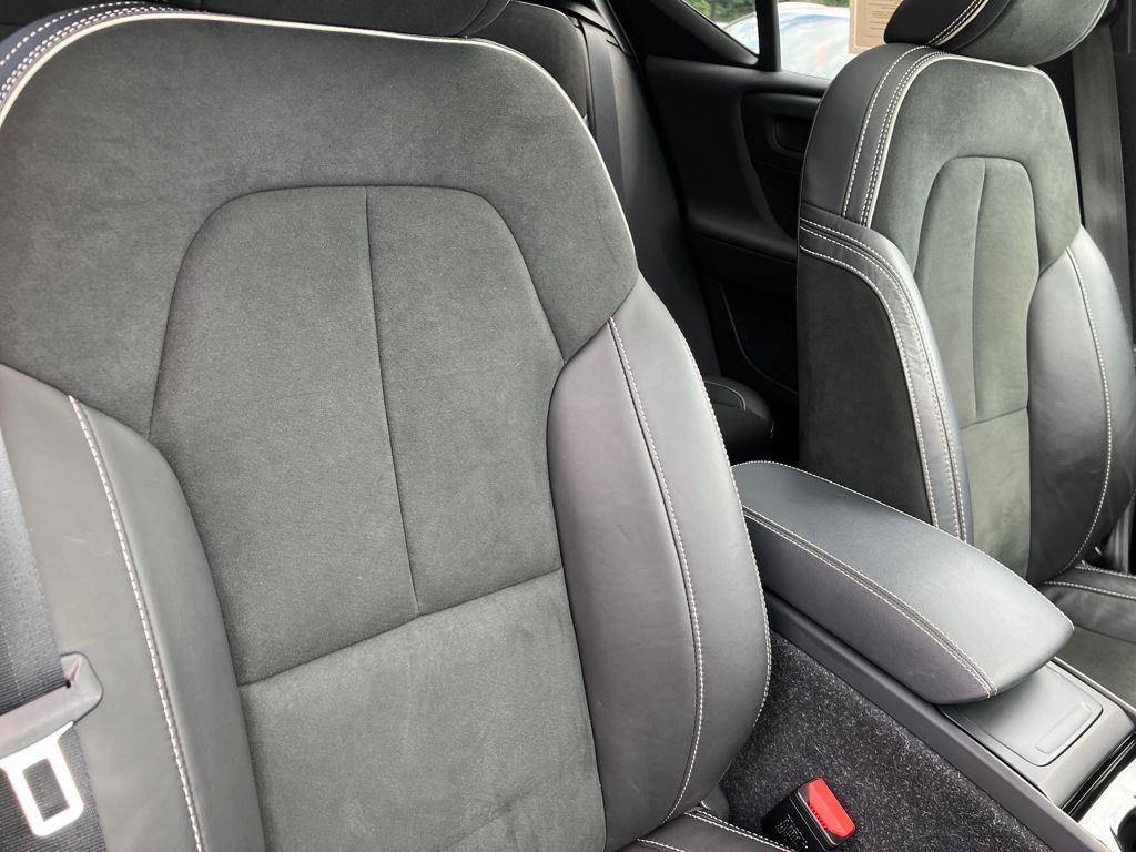 2021 Volvo XC40 R-Design photo 31