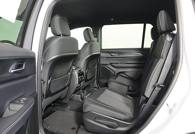 2025 Jeep Grand Cherokee Laredo Altitude photo 4