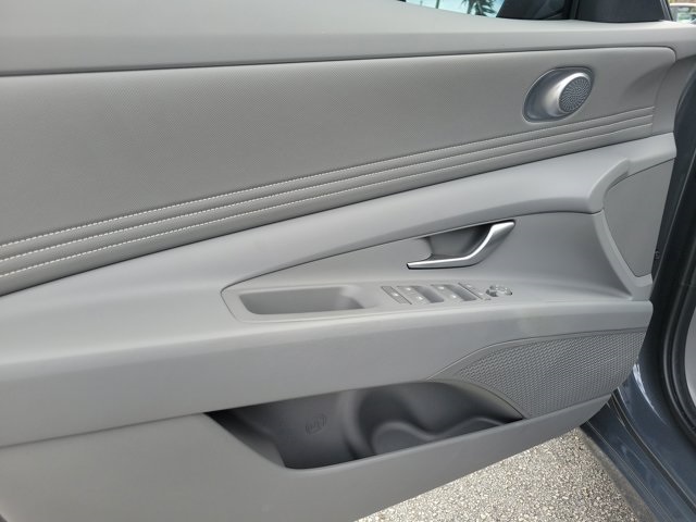 2025 Hyundai Elantra SEL Convenience photo 13