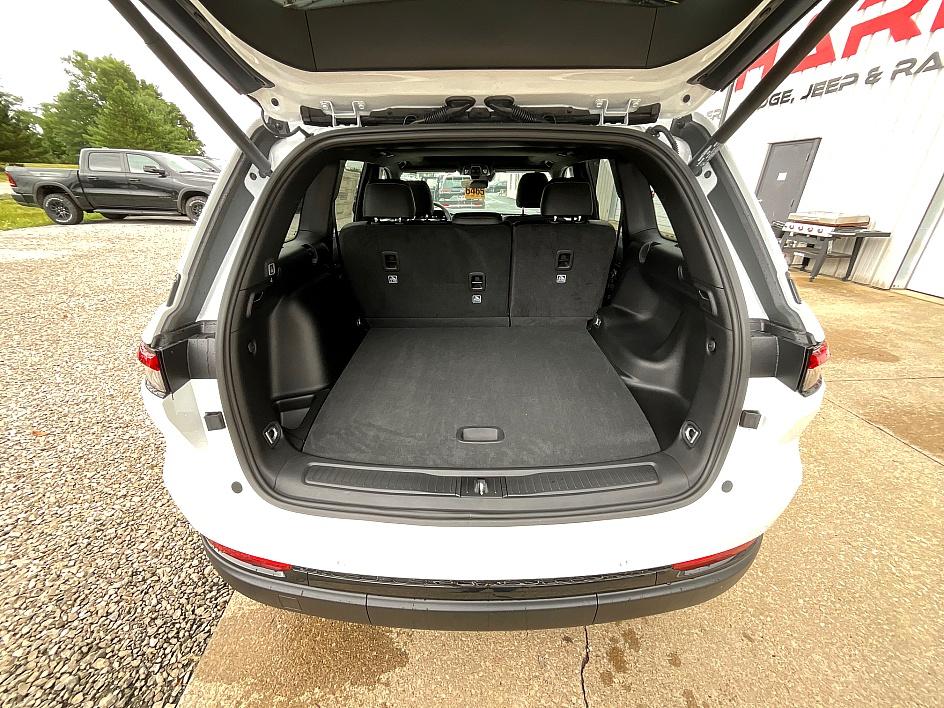 2025 Jeep Grand Cherokee Laredo Altitude photo 8