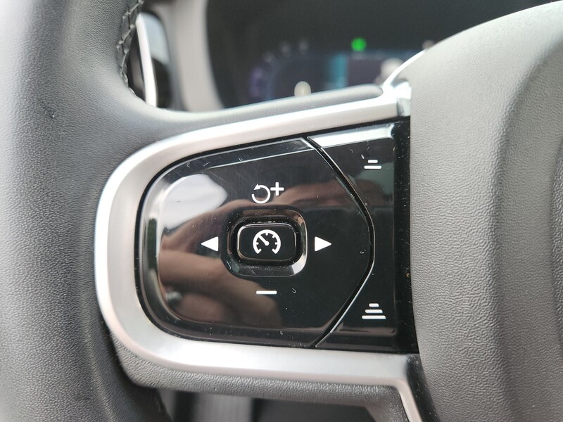 2023 Volvo XC60 B5 Plus photo 23
