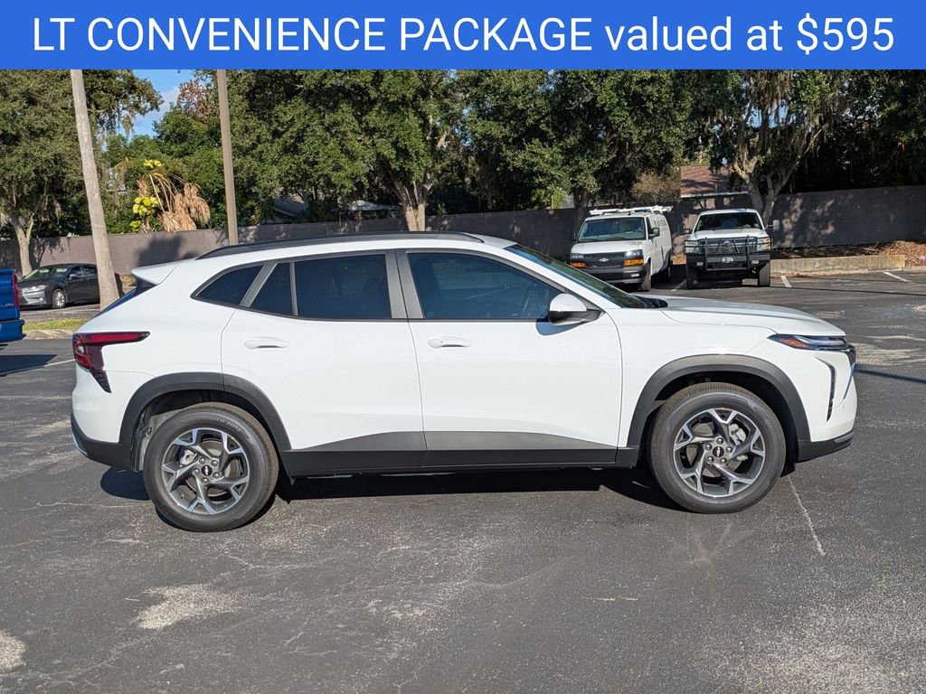 2025 Chevrolet Trax LT photo 2