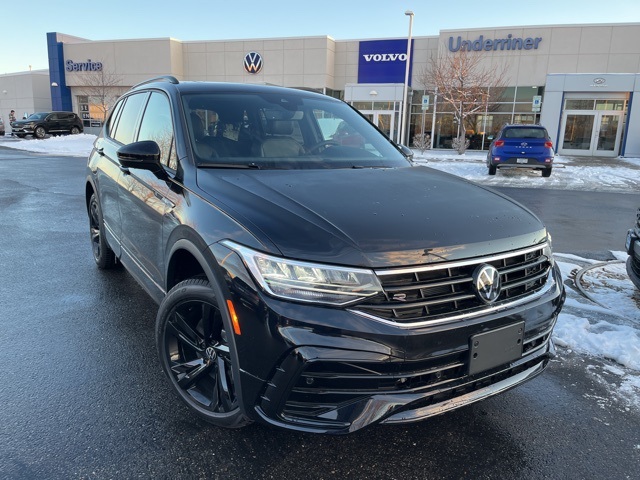 2024 Volkswagen Tiguan SE R-LINE BLACK's photo