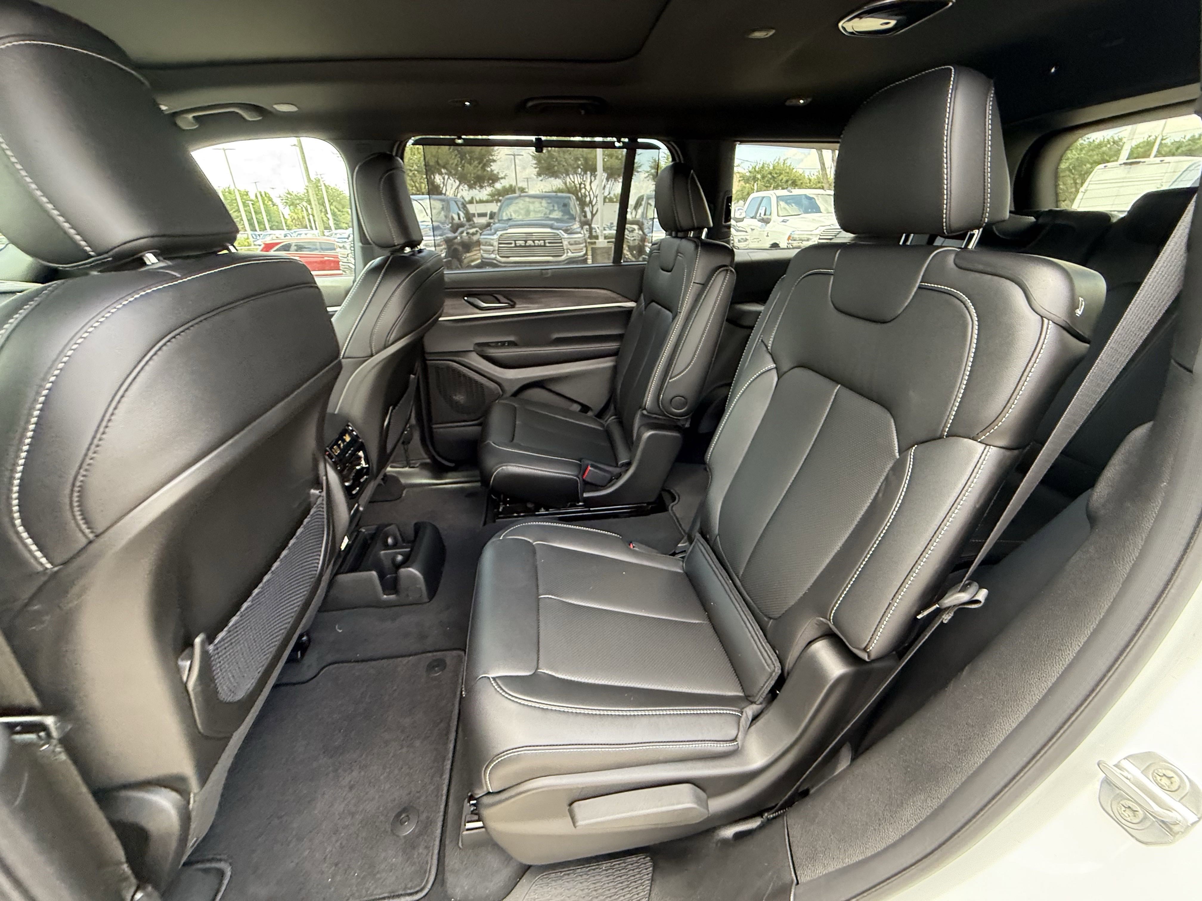 2025 Jeep Grand Cherokee Limited photo 2