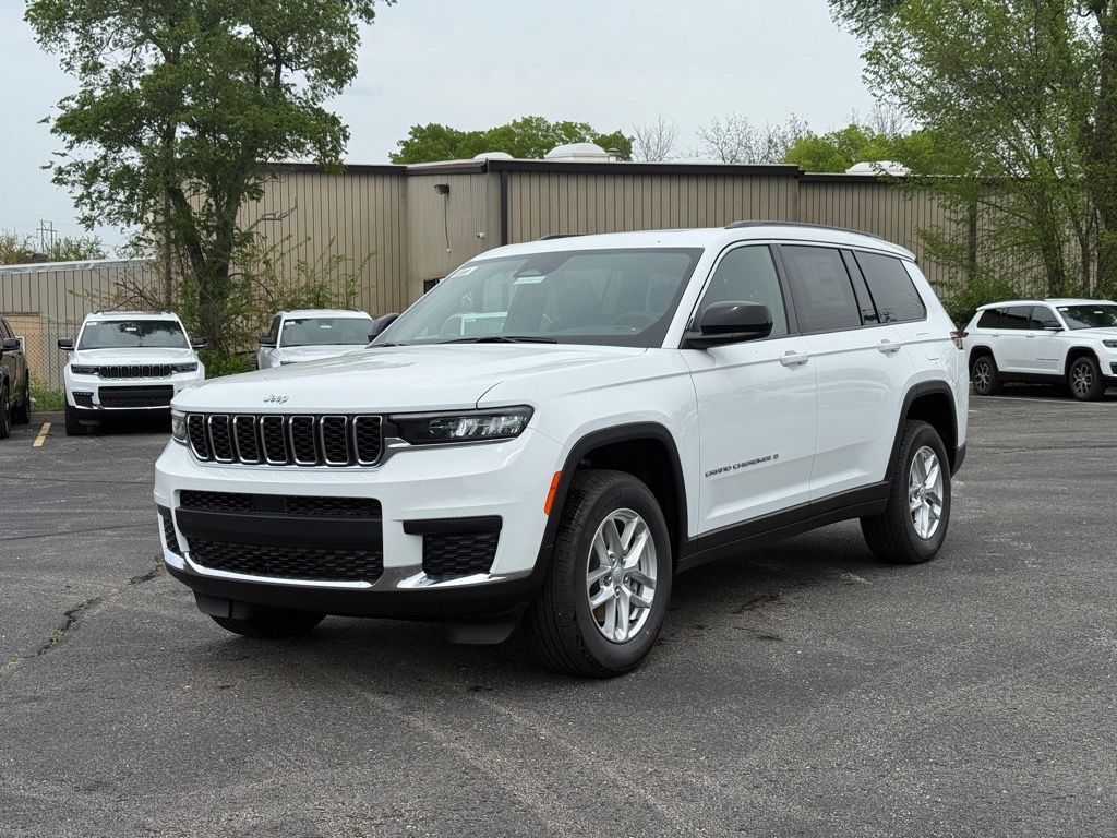 2025 Jeep Grand Cherokee Laredo Altitude photo 2