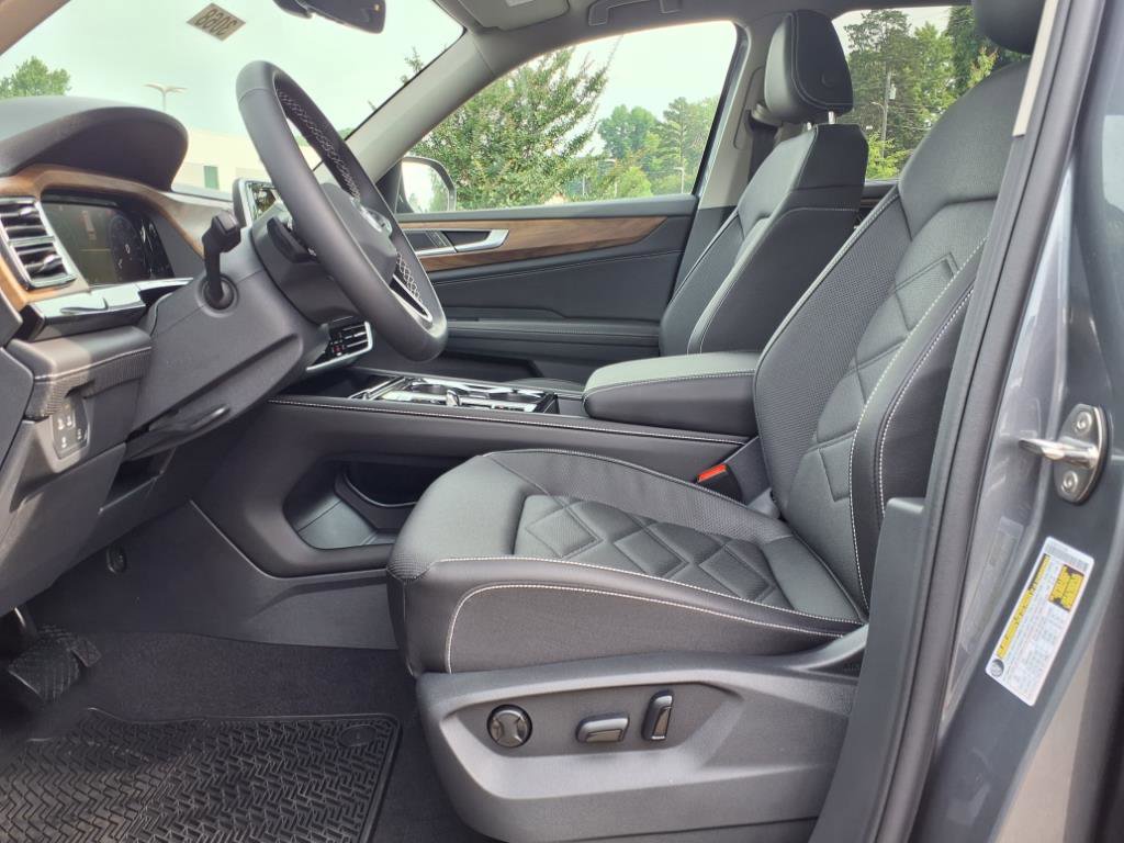 2025 Volkswagen Atlas SE Technology photo 3