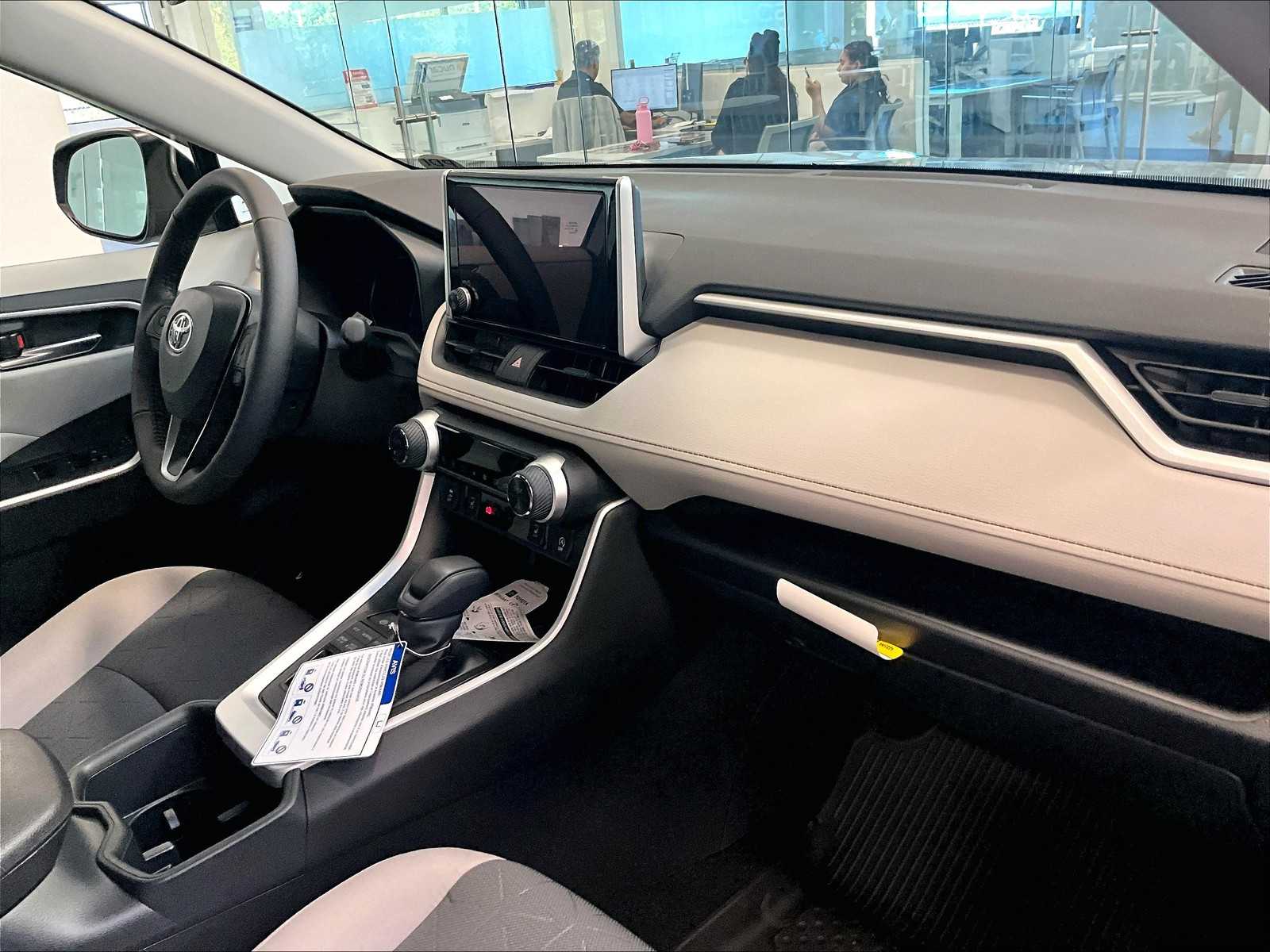 2025 Toyota RAV4 XLE photo 6