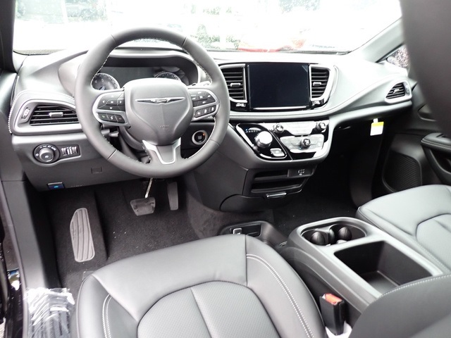 2026 Chrysler Pacifica photo 13