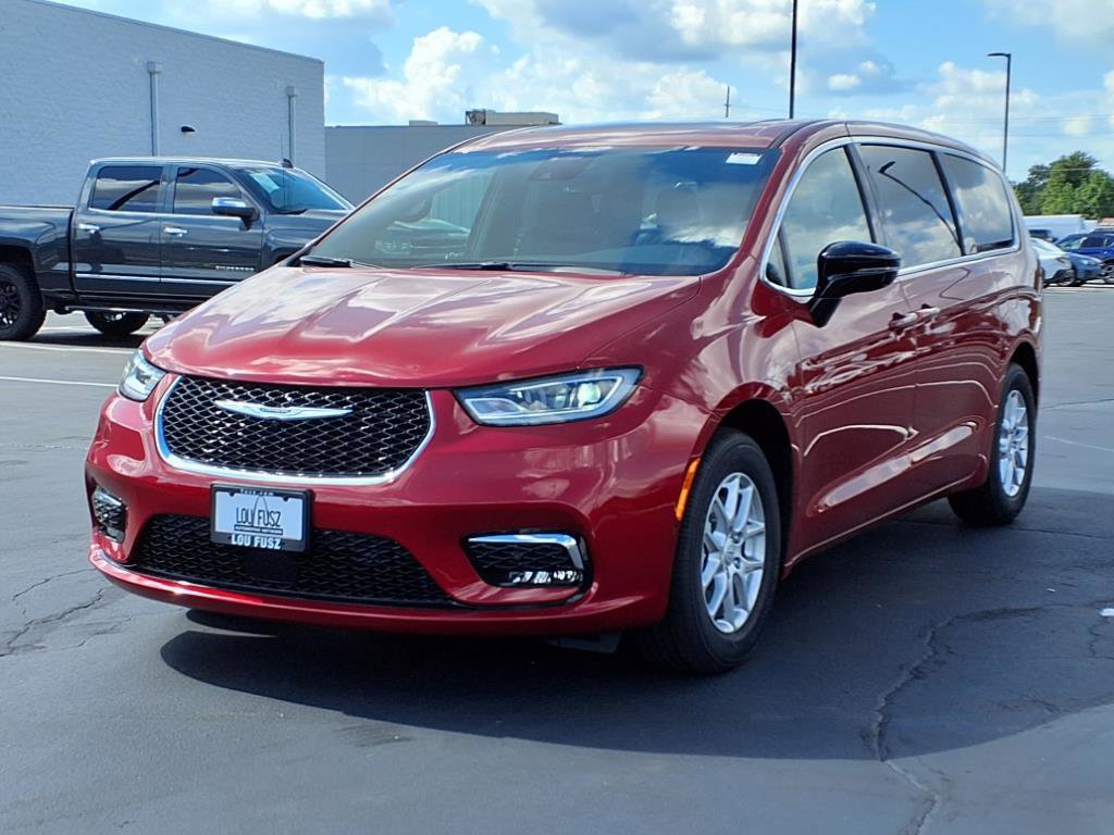 2026 Chrysler Pacifica photo 2