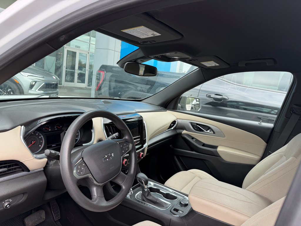 2022 Chevrolet Traverse LS photo 2