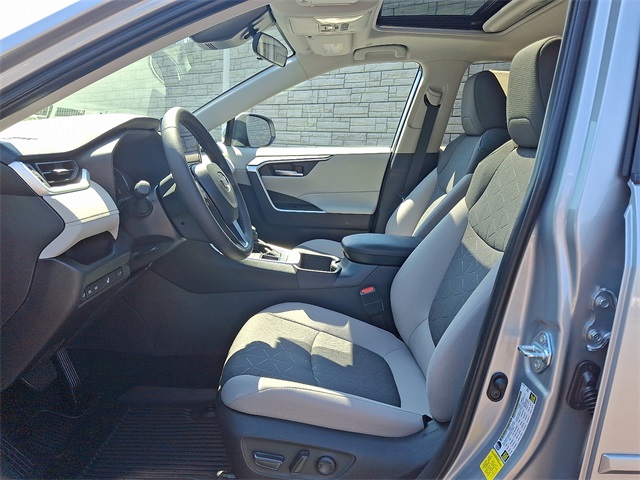 2025 Toyota RAV4 XLE photo 13