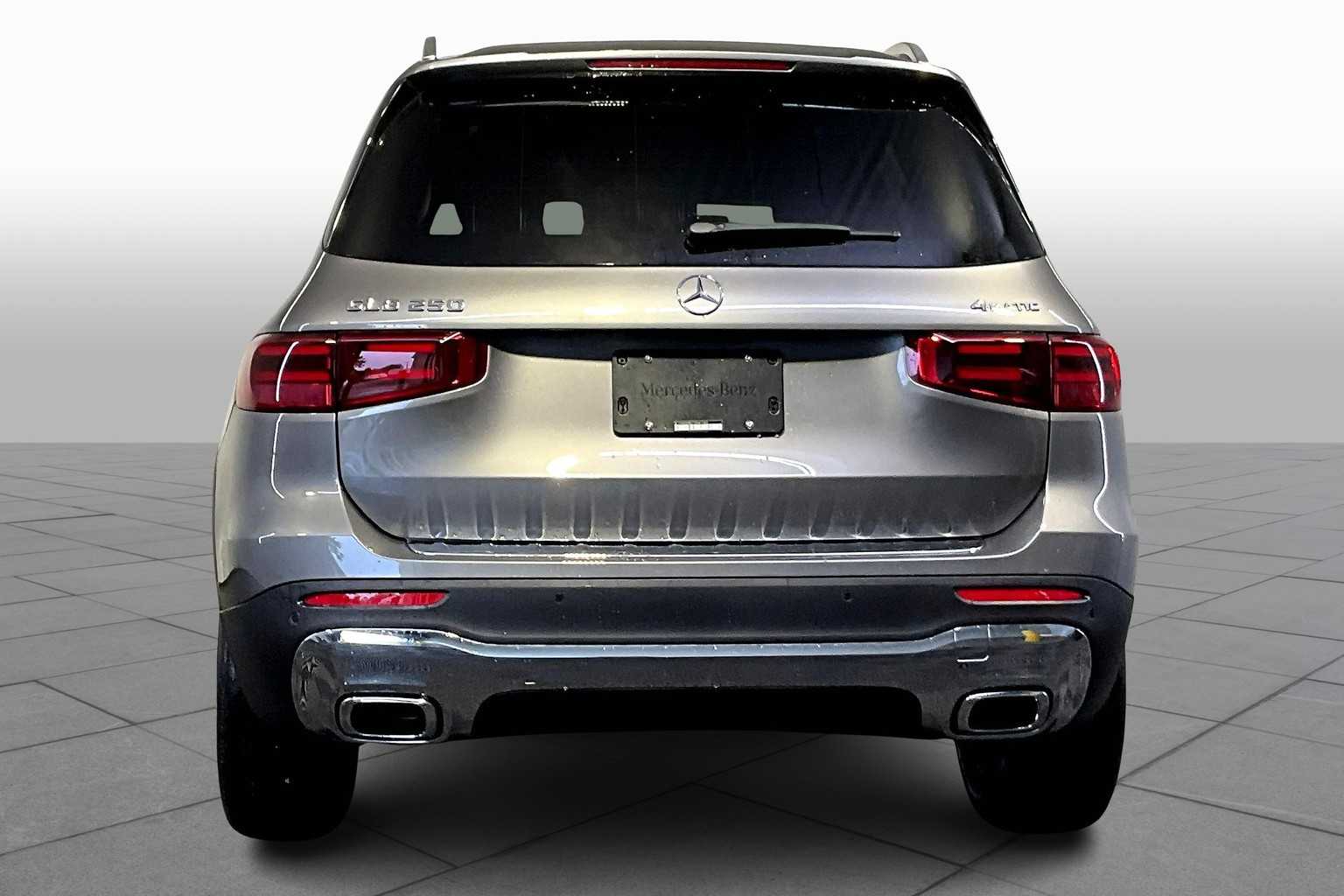 2026 Mercedes Benz GLB 250 4MATIC photo 4