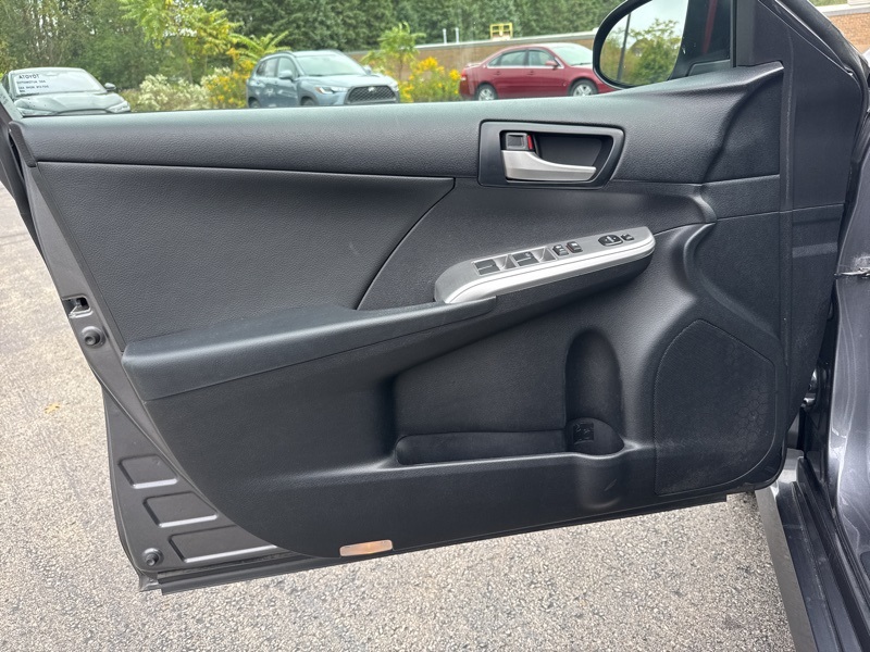 2014 Toyota Camry SE photo 14