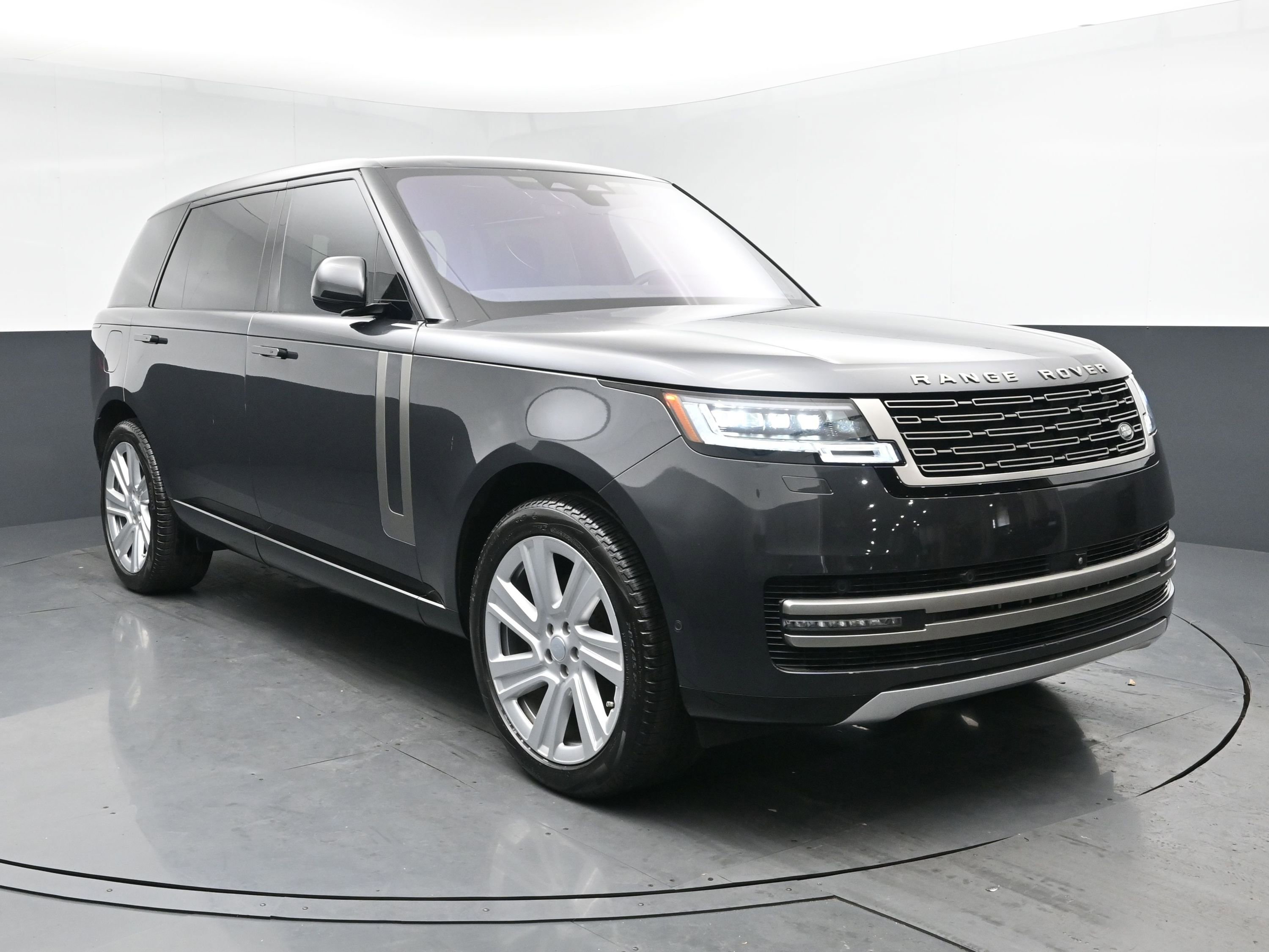 2023 Land Rover Range Rover SE photo 2