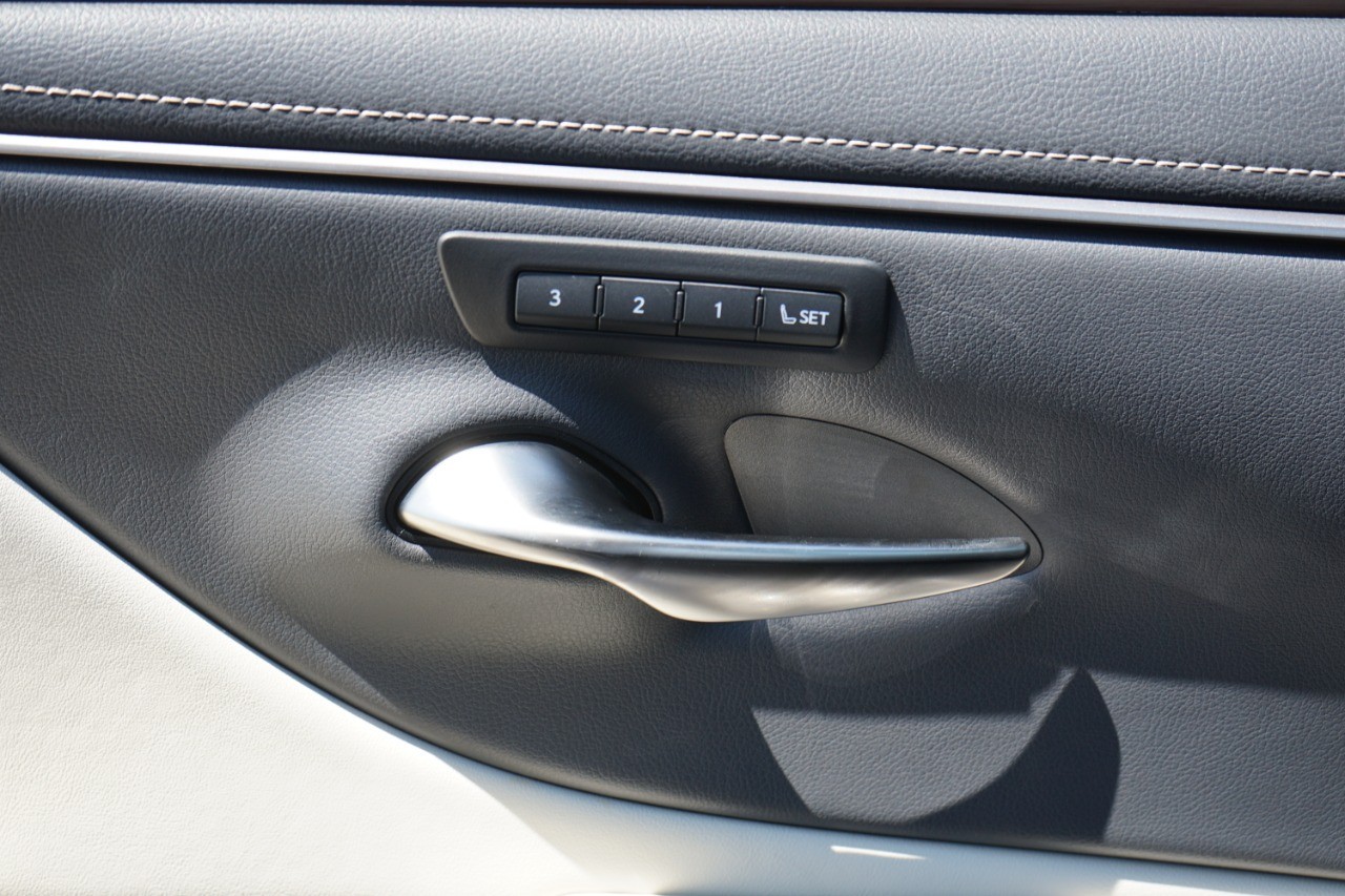 2025 Lexus ES 350 photo 21