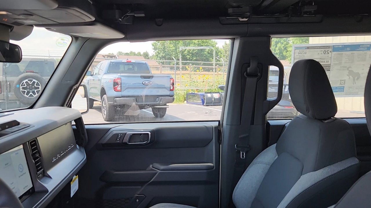 2025 Ford Bronco Base photo 16
