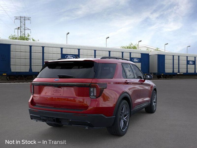 2025 Ford Explorer ST-Line photo 5