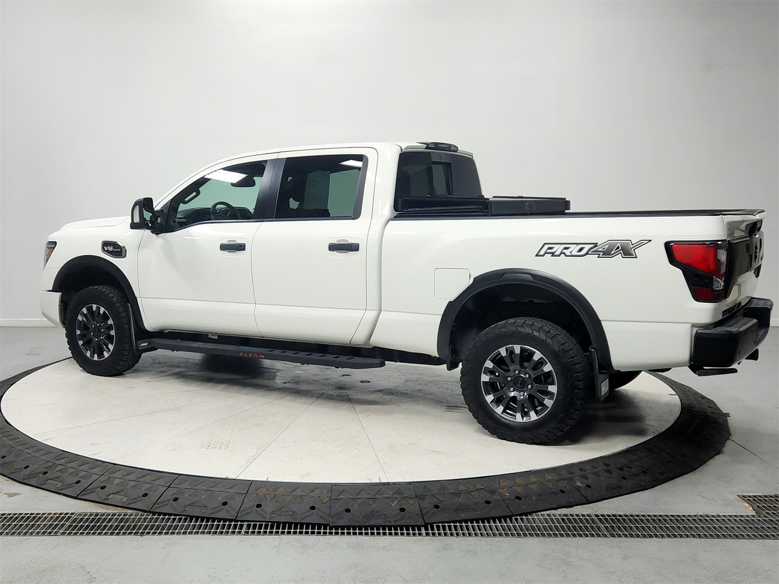 2021 Nissan Titan PRO-4X photo 3