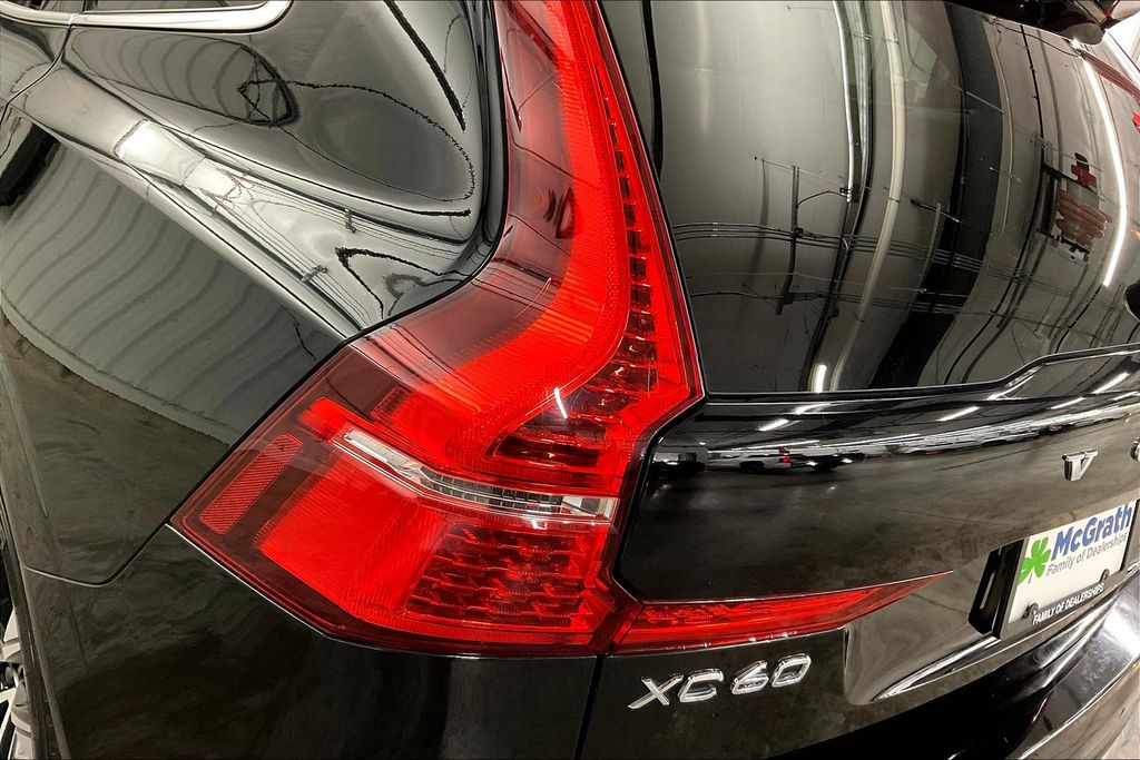 2023 Volvo XC60 B5 Plus photo 28
