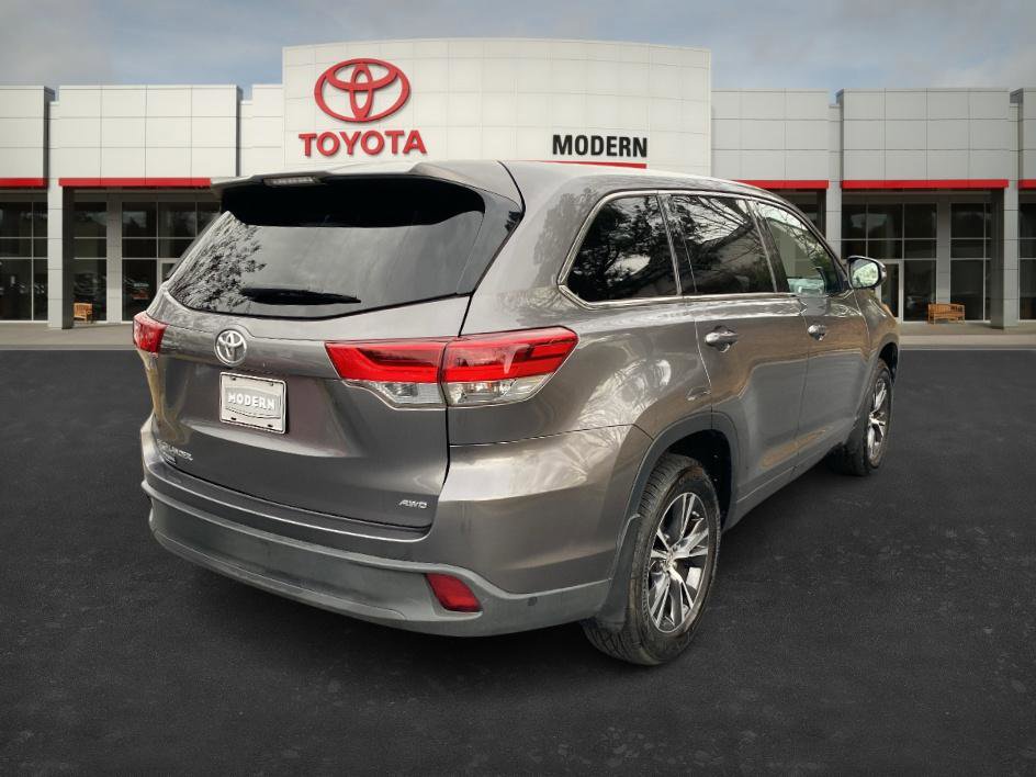2018 Toyota Highlander LE photo 3