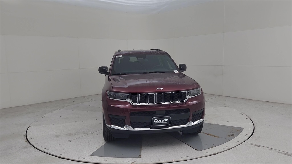 2025 Jeep Grand Cherokee Laredo photo 4