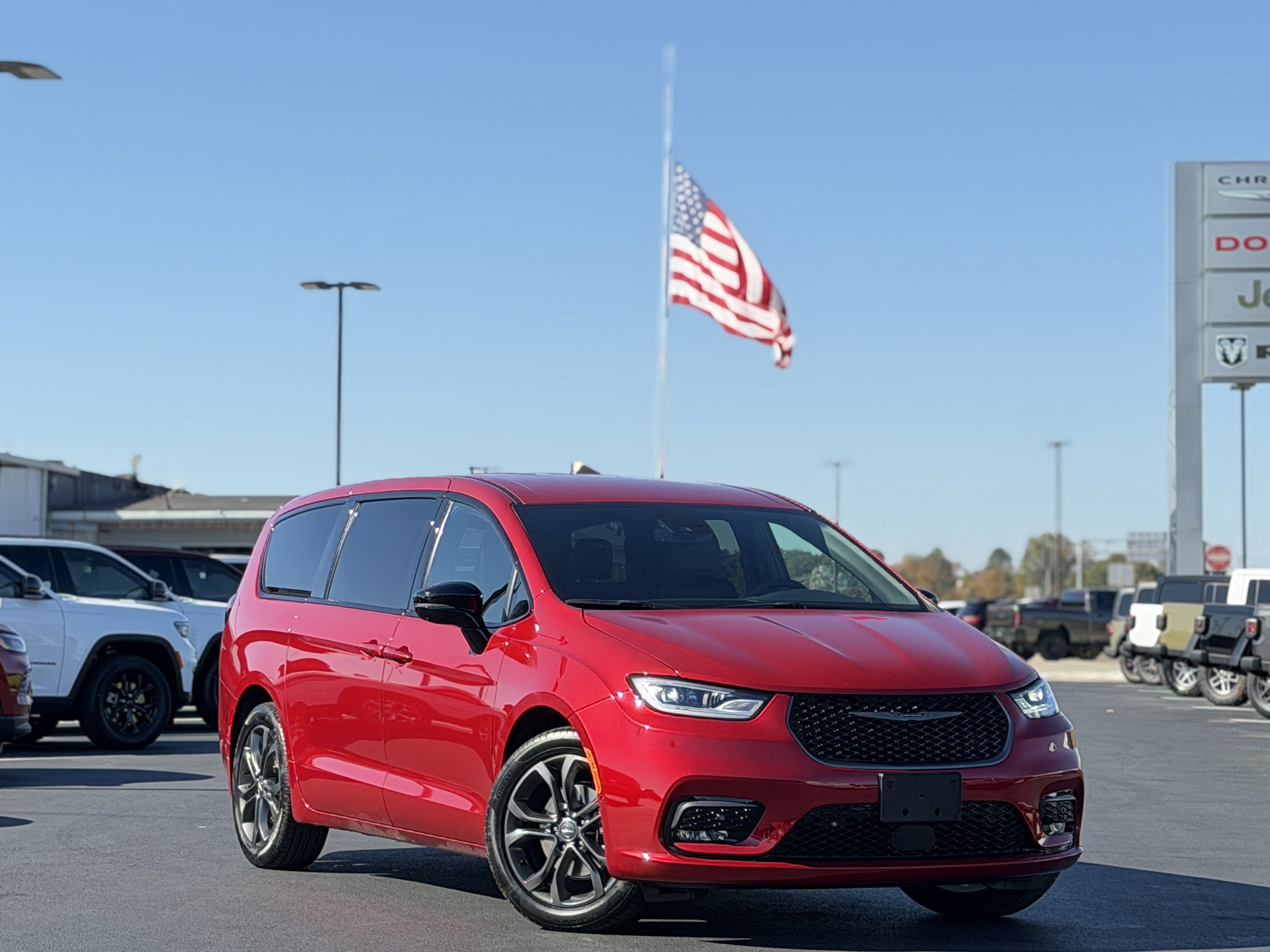 2026 Chrysler Pacifica Select's photo