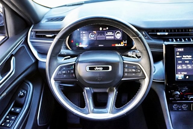 Used 2021 Silver Jeep Altitude image 21