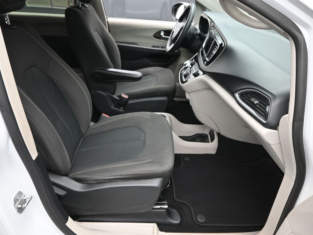 2020 Chrysler Voyager LX photo 5