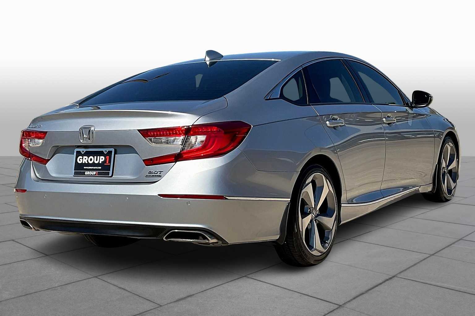 2018 Honda Accord Touring 2.0T photo 3