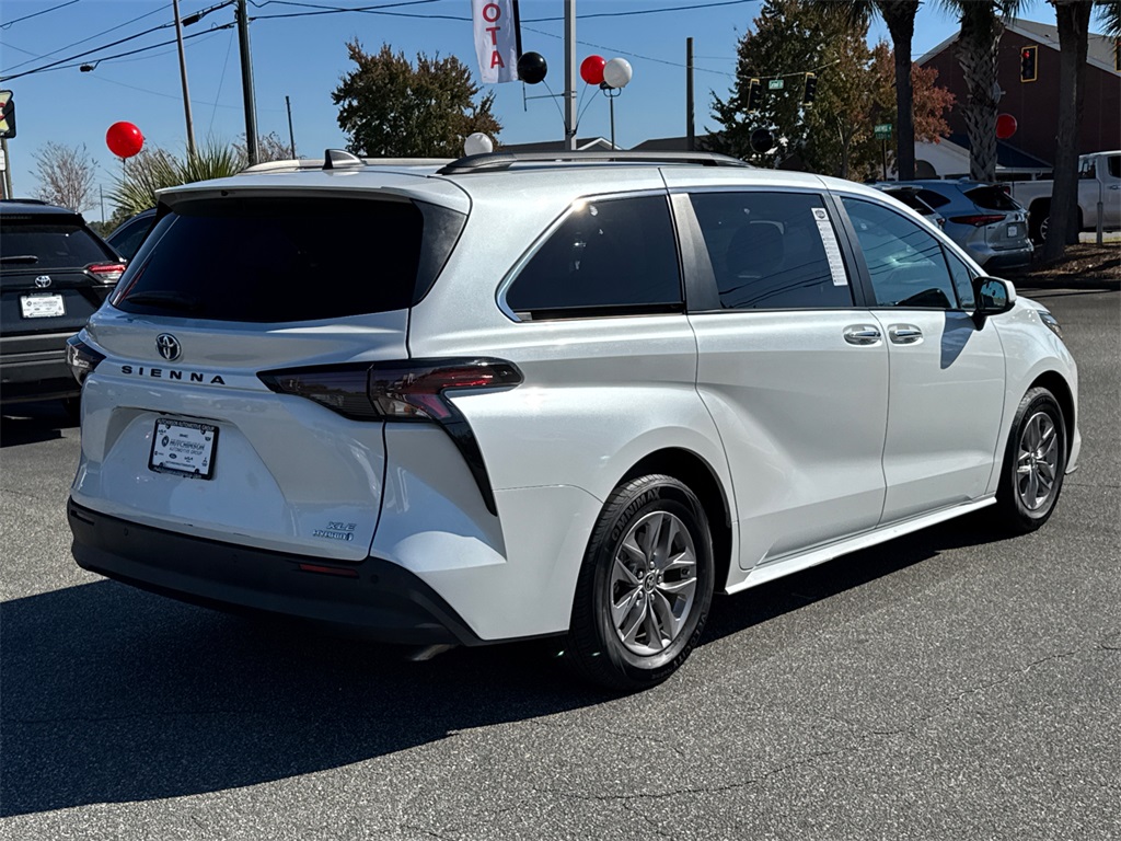 2023 Toyota Sienna XLE photo 2