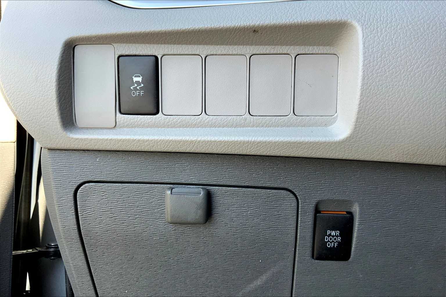2017 Toyota Sienna LE photo 31