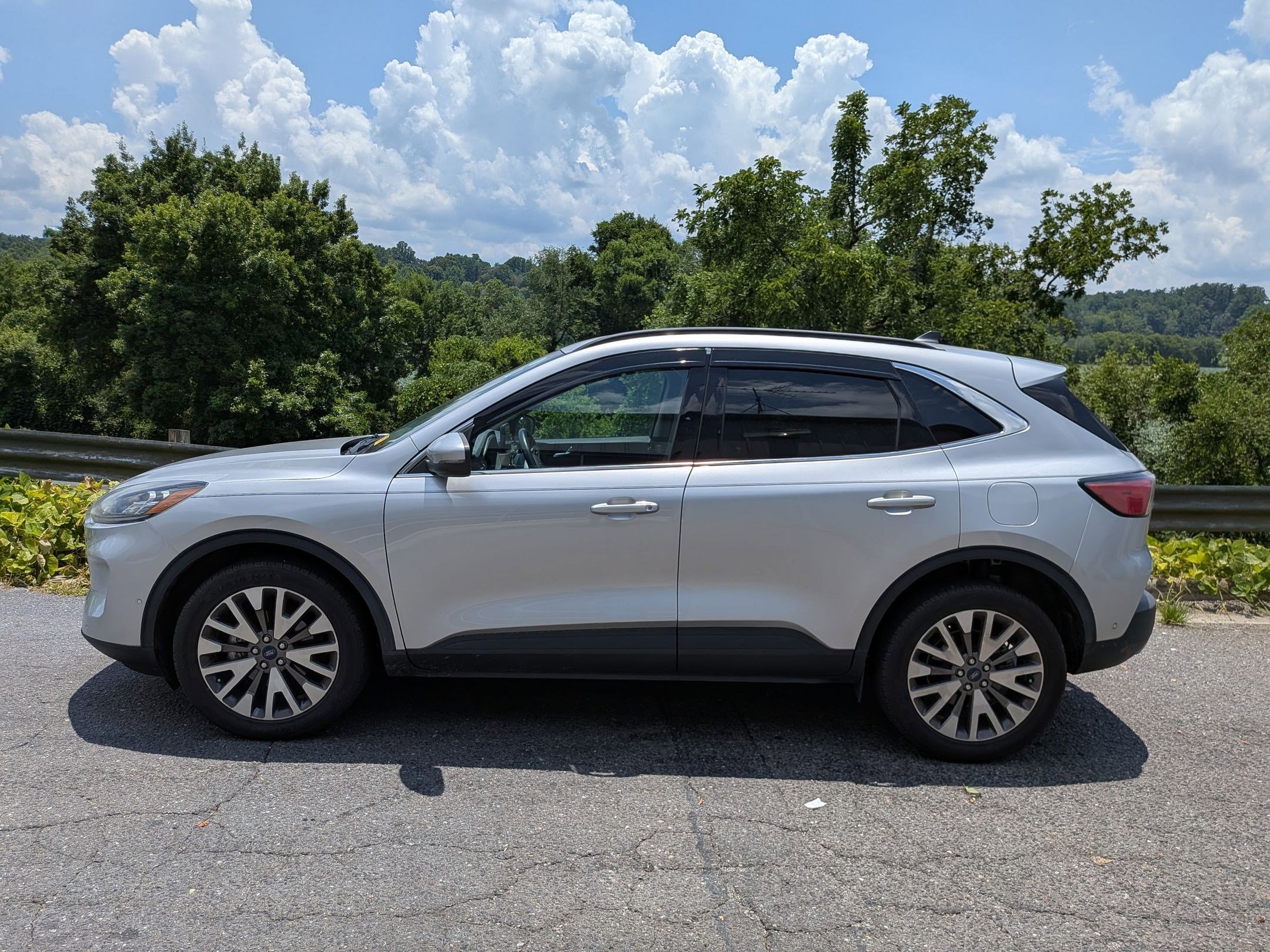 2020 Ford Escape Titanium photo 3