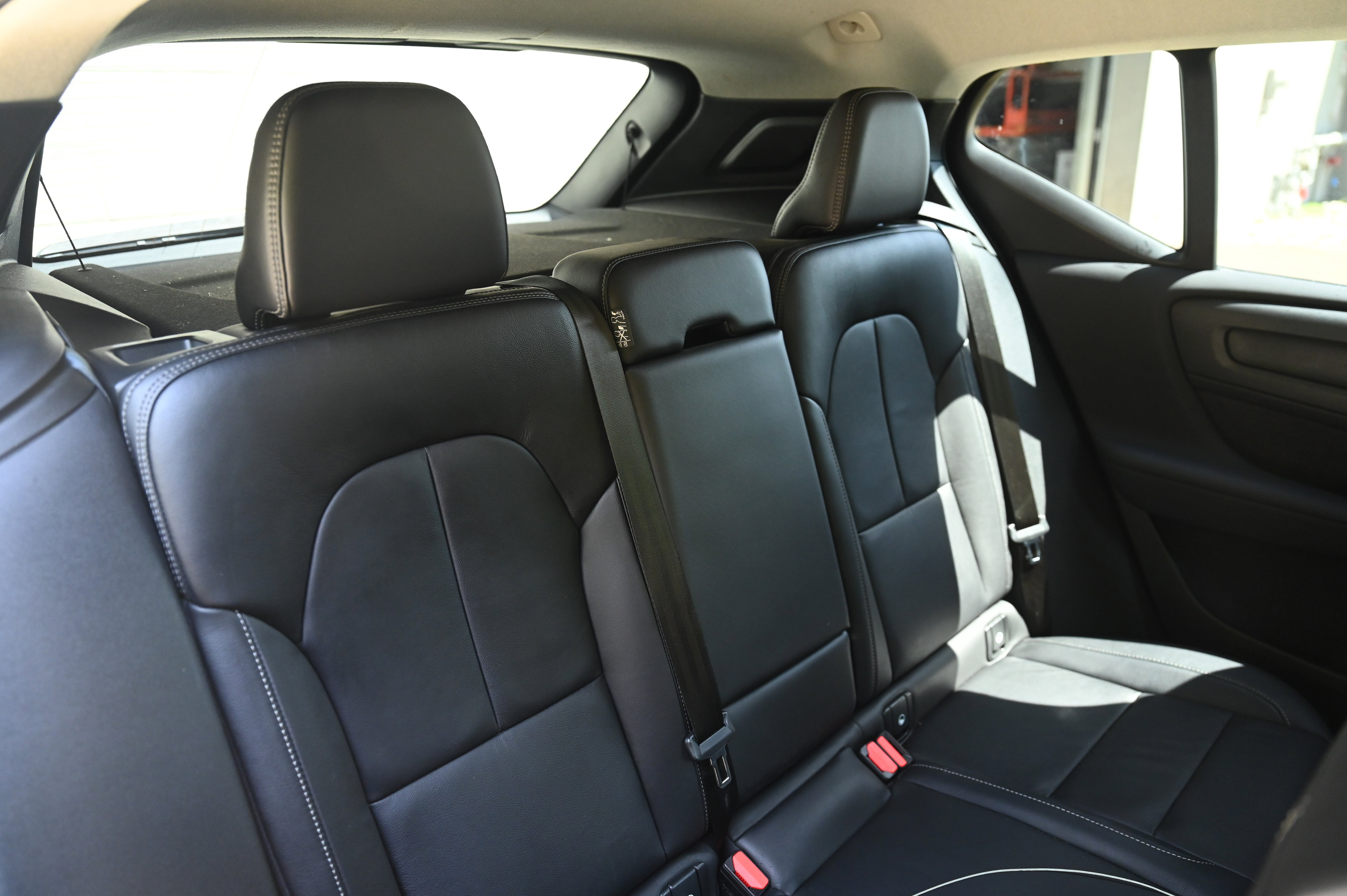 2022 Volvo XC40 Momentum photo 24