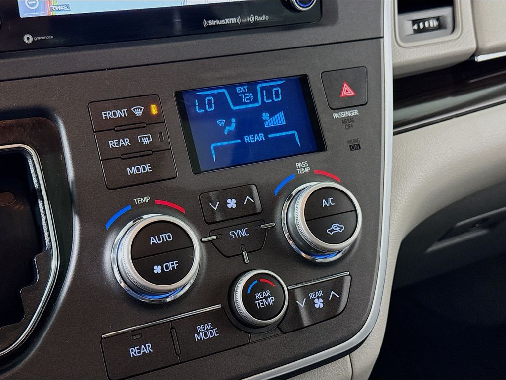 2018 Toyota Sienna XLE Premium photo 17