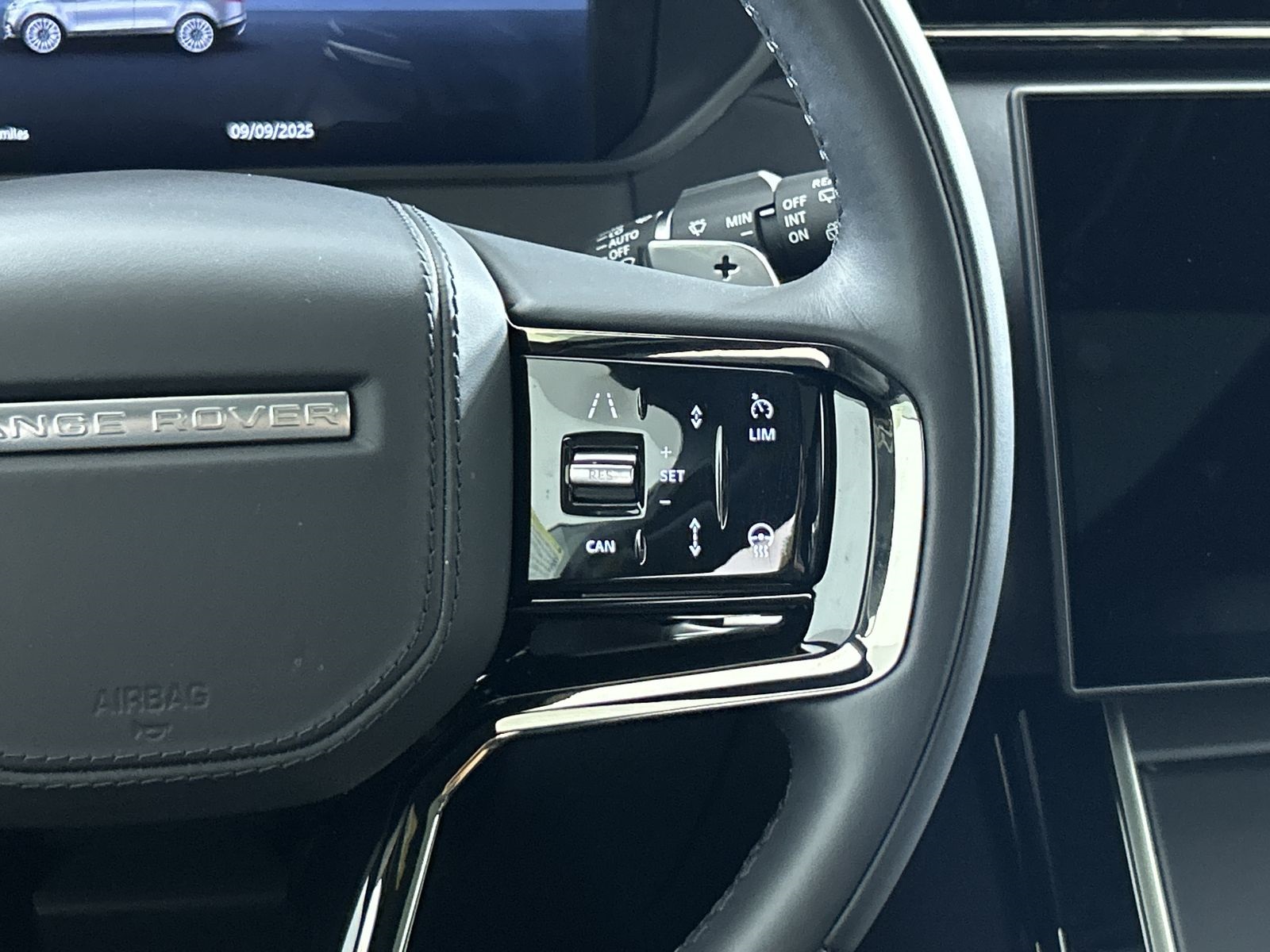 2025 Land Rover Range Rover Velar SE photo 11