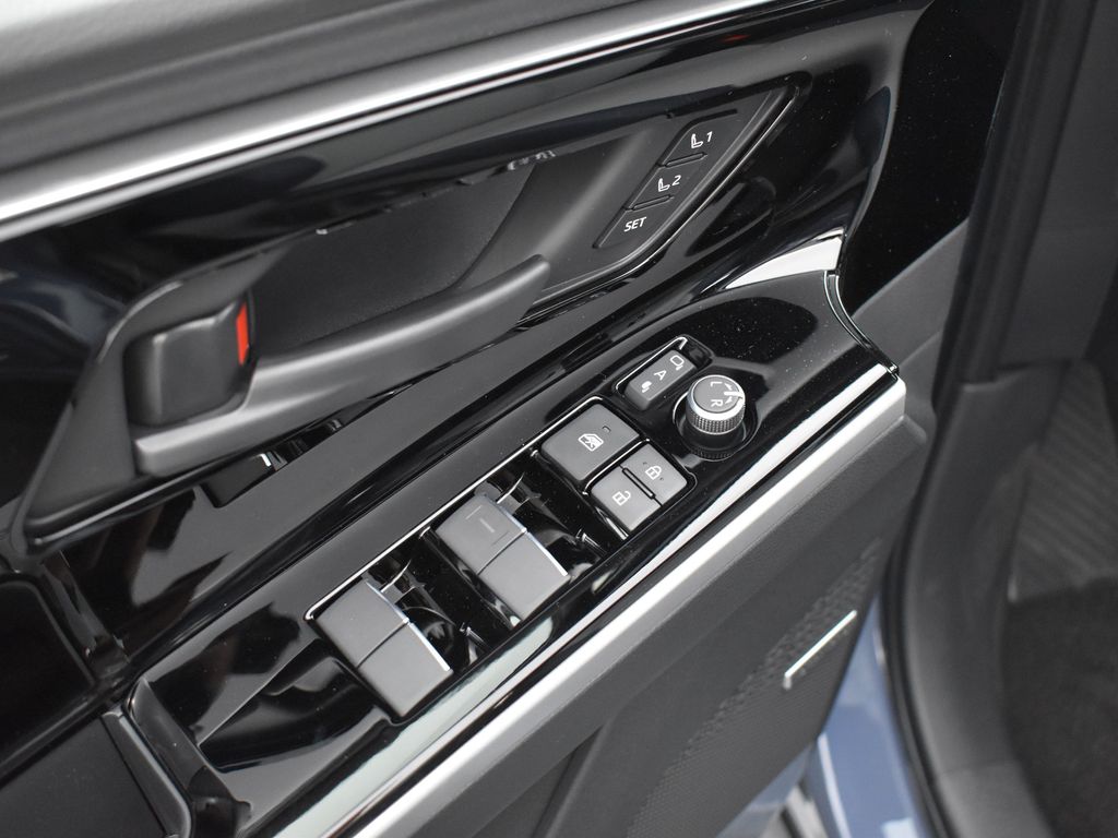 2025 Subaru Solterra Limited photo 7