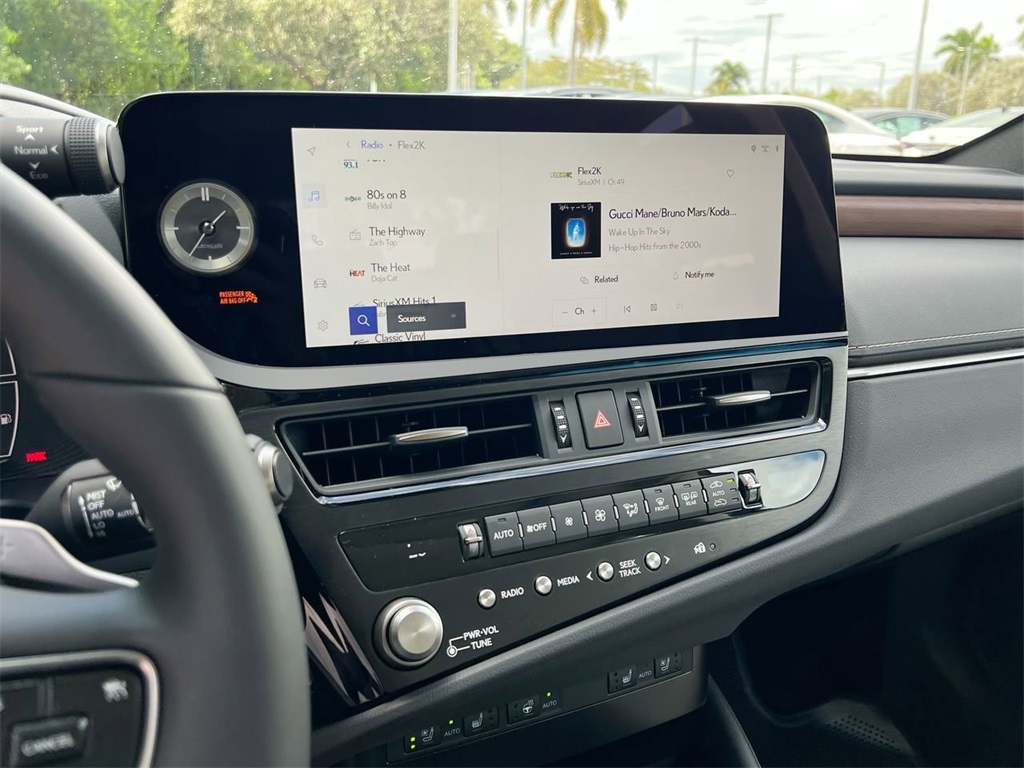 2025 Lexus ES 300h photo 14