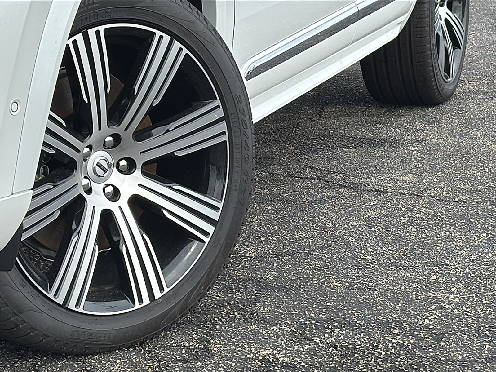 New 2025 Crystal White Volvo T8 Plus 7-Seater image 3