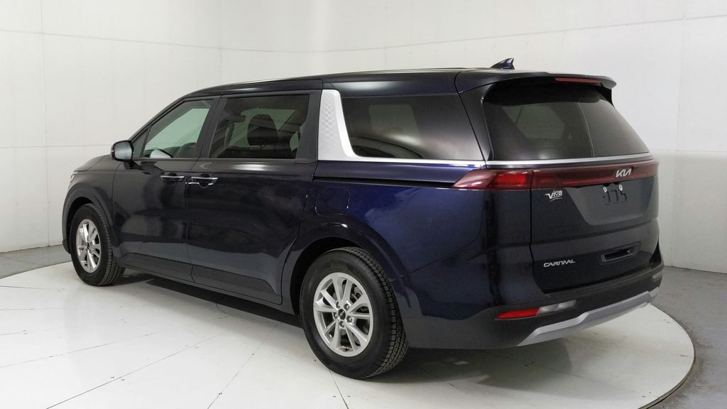 2024 Kia Carnival LX photo 4