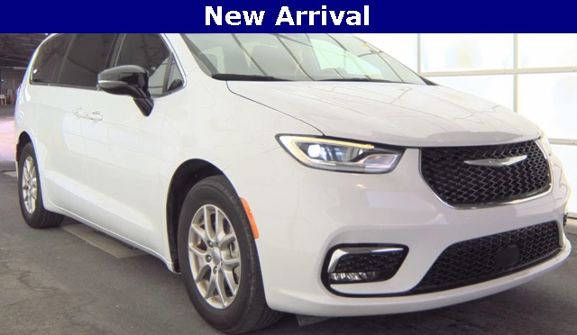 2024 Chrysler Pacifica Touring's photo