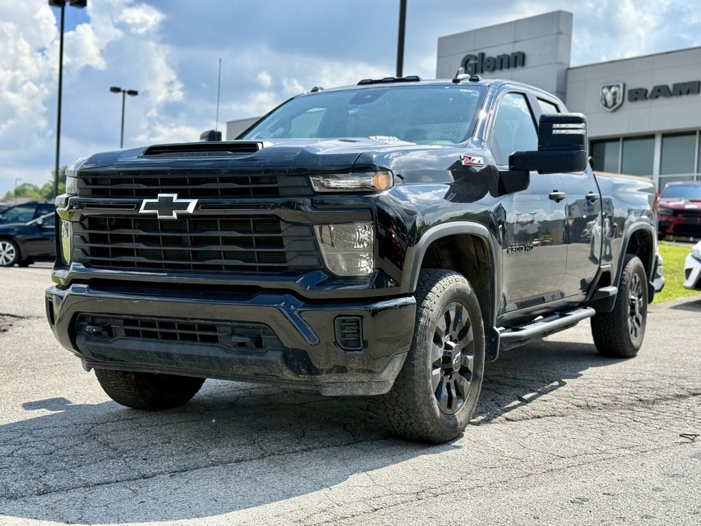 2024 Chevrolet Silverado 2500HD Custom photo 2