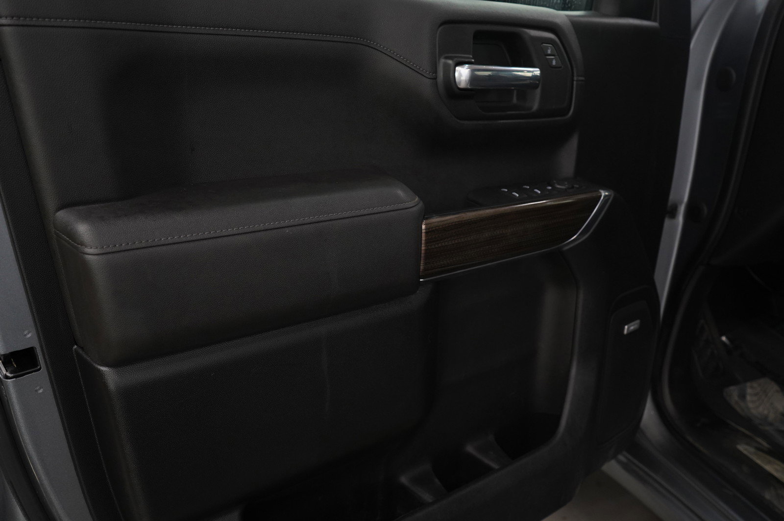 2021 Chevrolet Silverado RST photo 24