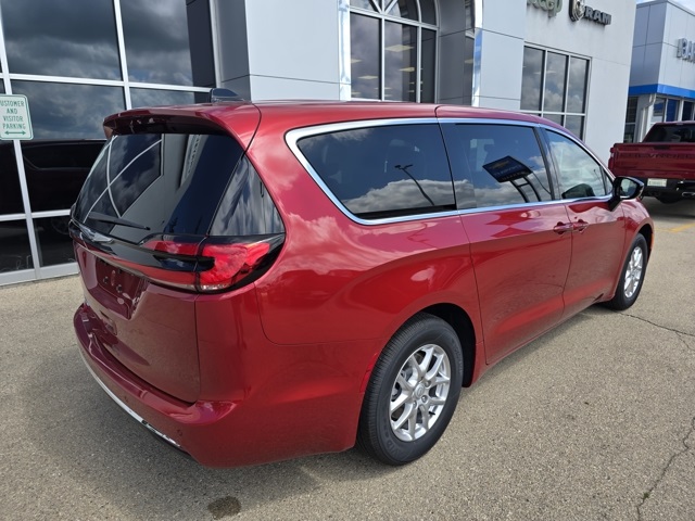 2026 Chrysler Pacifica photo 4