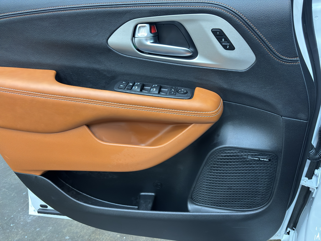 2026 Chrysler Pacifica Pinnacle photo 12