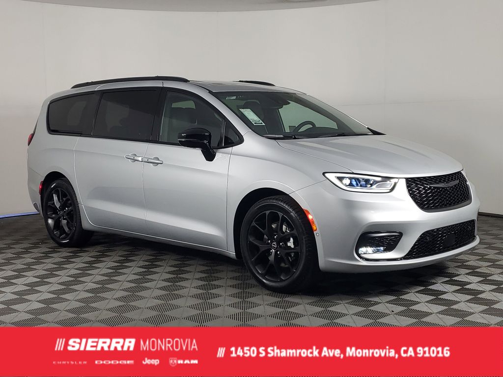 2026 Chrysler Pacifica Limited's photo