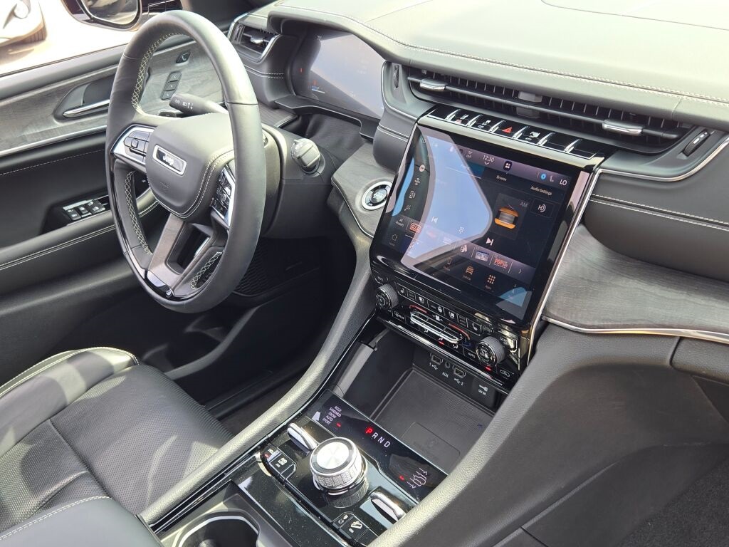 2024 Jeep Grand Cherokee Overland photo 4